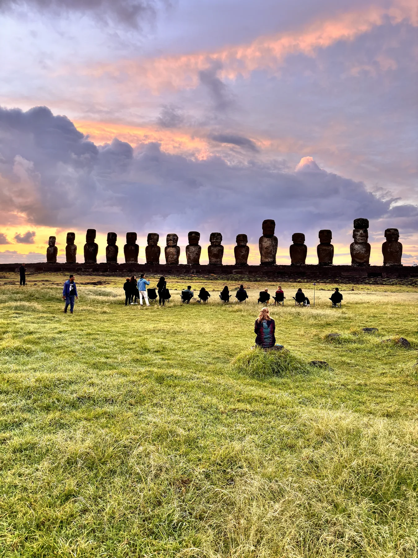 Amanecer detrás de los moái de Tongariki