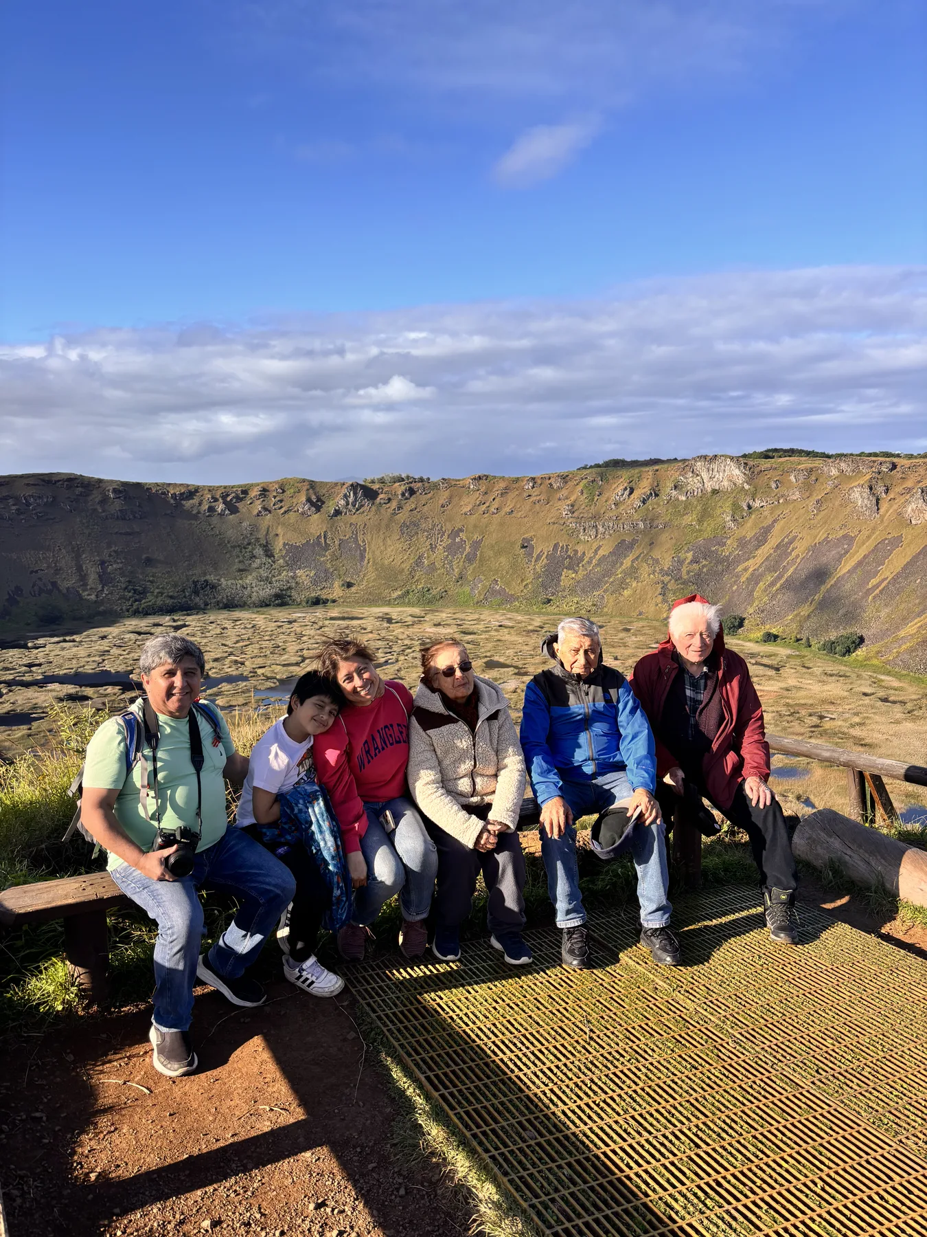 Grupo de viajeros frente al cráter de Rano Kau
