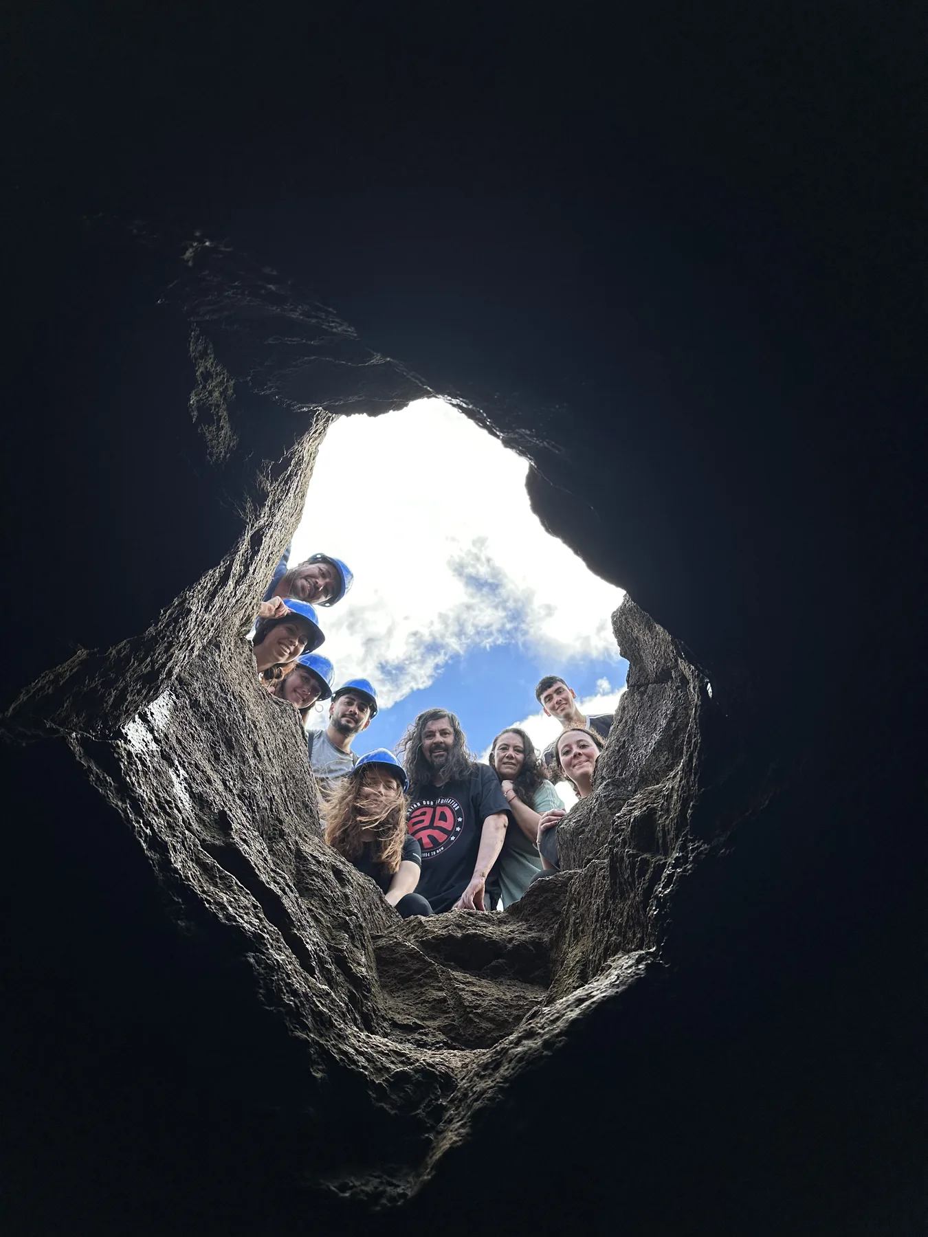 Grupo de viajeros dentro de una caverna de Rapa Nui